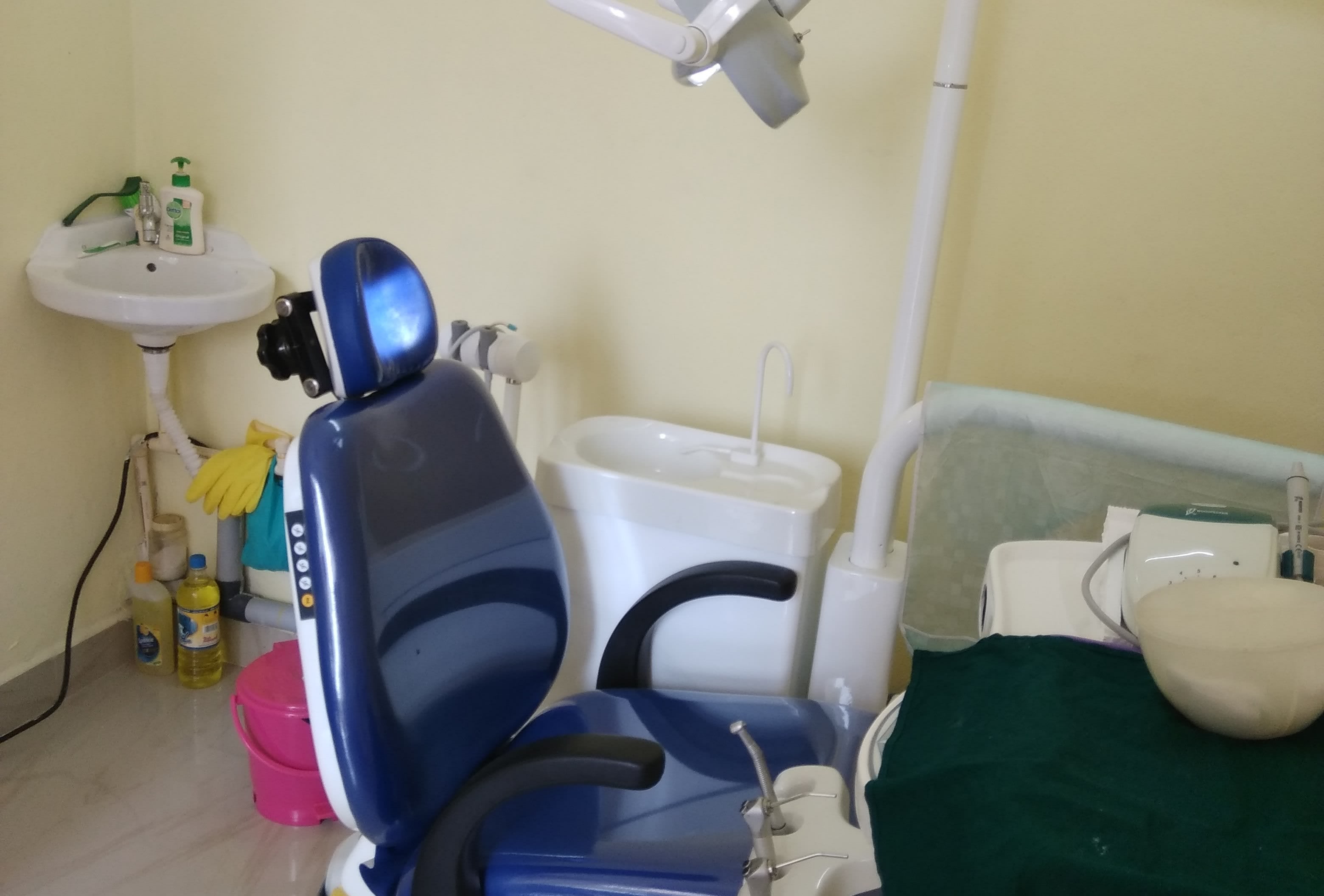 Dental chair and operating light